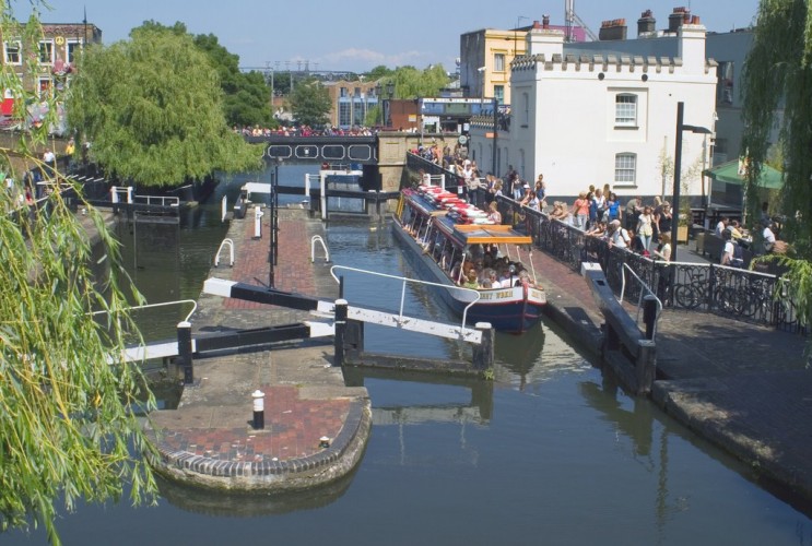 Camden Lock med kanalbåde (foto: Richard McMillan)